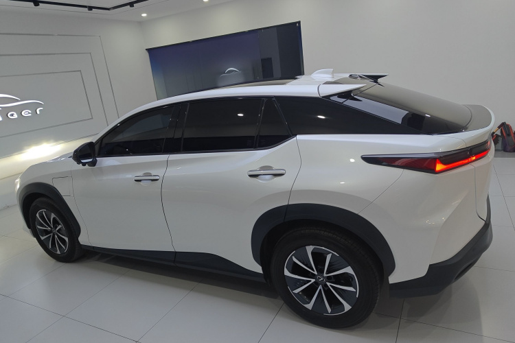 雷克萨斯RZ 2023款 450e 四驱纵享版车身外观4