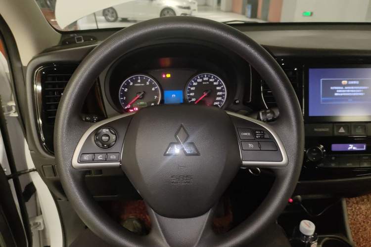 三菱 欧蓝德 2016款 2.0L 两驱风尚版 5座局部细节13