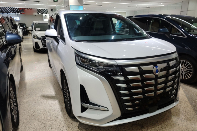 腾势D9 2022款 DM-i 970 四驱尊荣型车身外观3