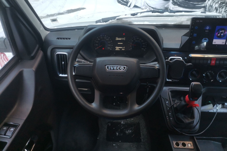 依维柯得意 2023款 2.5T A35M1多用途乘用车短轴中顶双胎侧拉门 自动挡中控内饰13