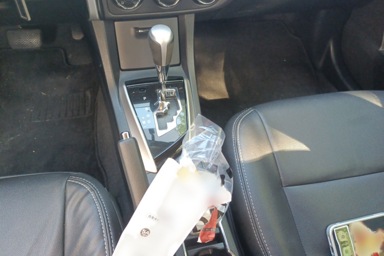 丰田 卡罗拉 2017款 改款 1.2T S-CVT GL局部细节18