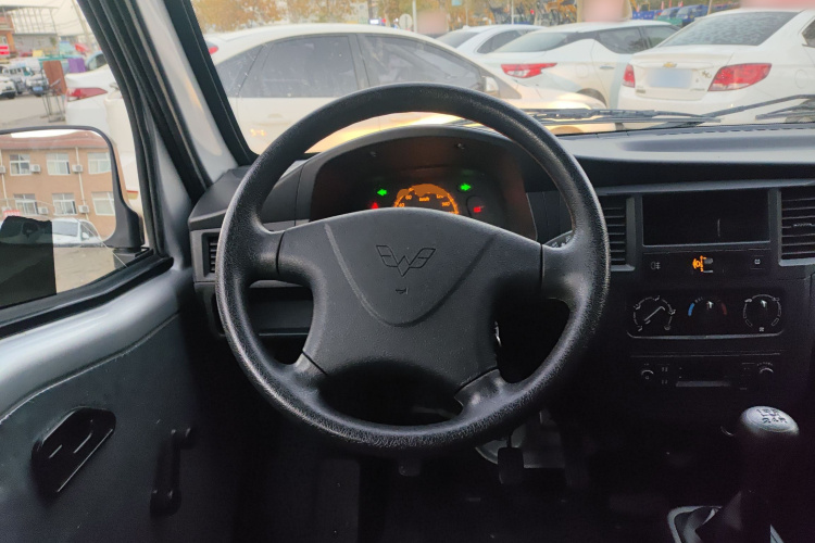 五菱汽车 五菱之光 2023款 1.5L 实用型 5/7座中控内饰13