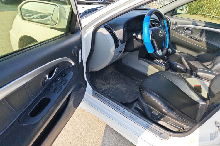 东南 V3菱悦 2015款 1.5L 手动风采版中控内饰20