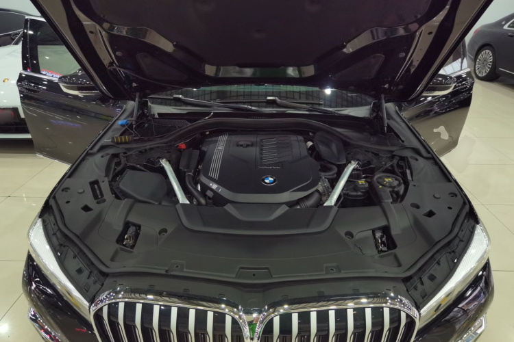 宝马7系 2021款 740Li 领先型 M运动套装机舱底盘24