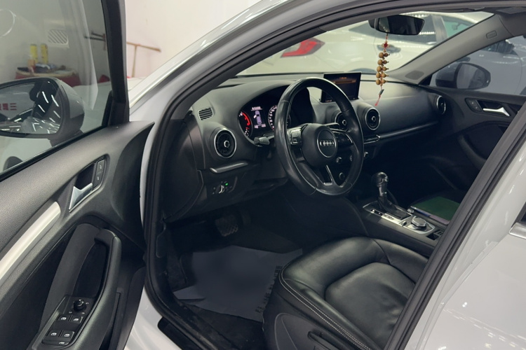 奥迪A3 2017款 Sportback 35 TFSI 进取型中控内饰7002