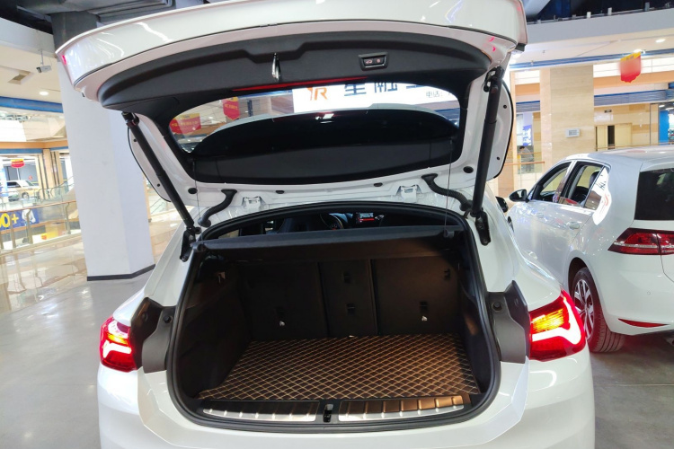宝马X2 2023款 xDrive 25i 曜熠版机舱底盘23