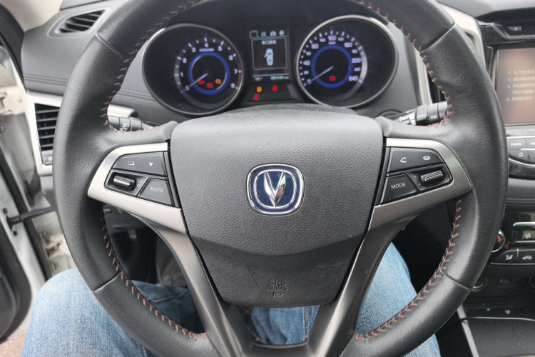 长安 逸动 2016款 XT 1.6L 手动俊酷型中控内饰13