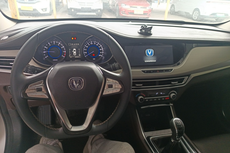 长安 逸动 2018款 1.6L GDI 手动领尚型中控内饰12