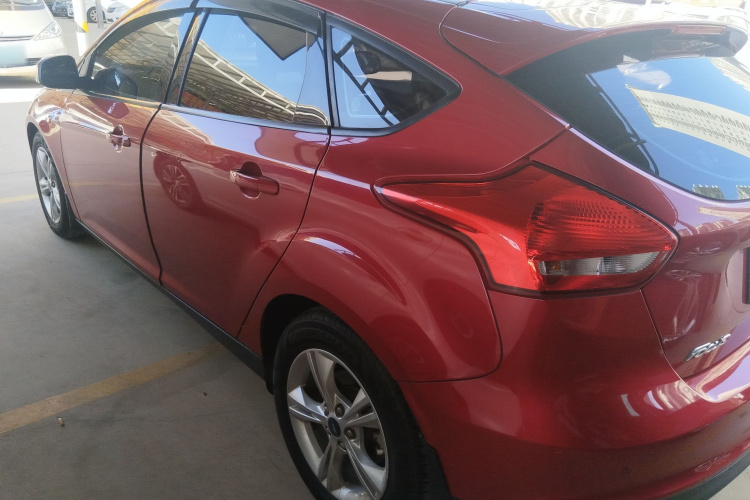 福特 福克斯 2015款 两厢 1.6L 自动舒适型车身外观4