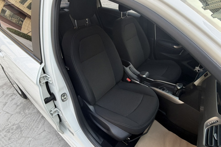 标致301 2017款 1.6L 自动舒适版中控内饰7004