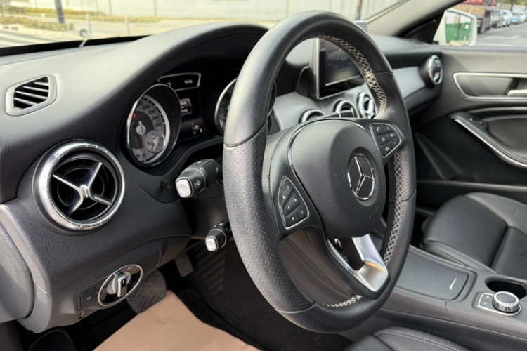 奔驰CLA 2016款 CLA 200 时尚型中控内饰7005