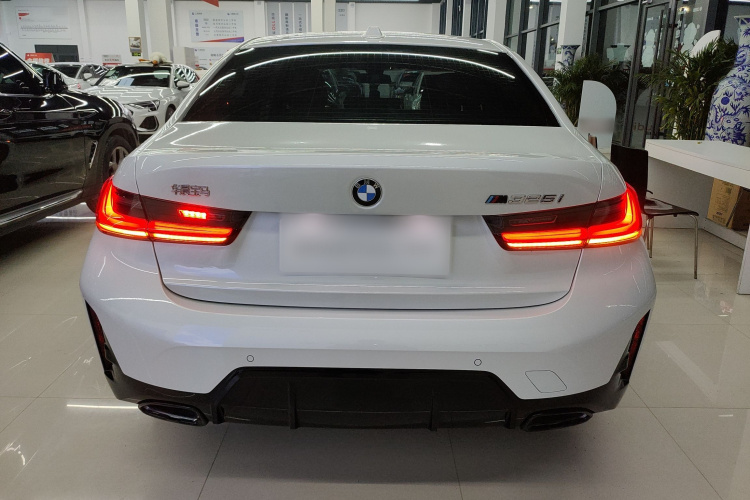 宝马3系 2025款 325i M运动套装车身外观6