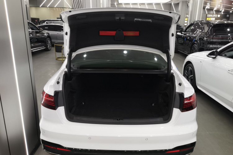 奥迪A4L 2023款 40 TFSI quattro 豪华动感型机舱底盘23