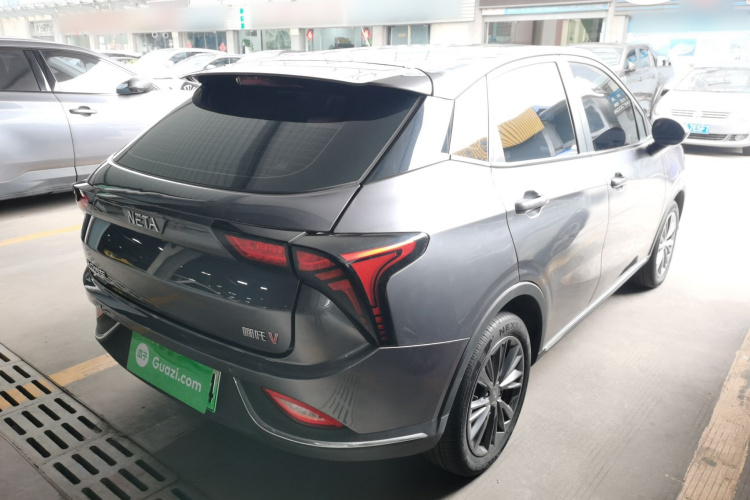 哪吒汽车 哪吒V 2022款 潮 400 Lite车身外观7