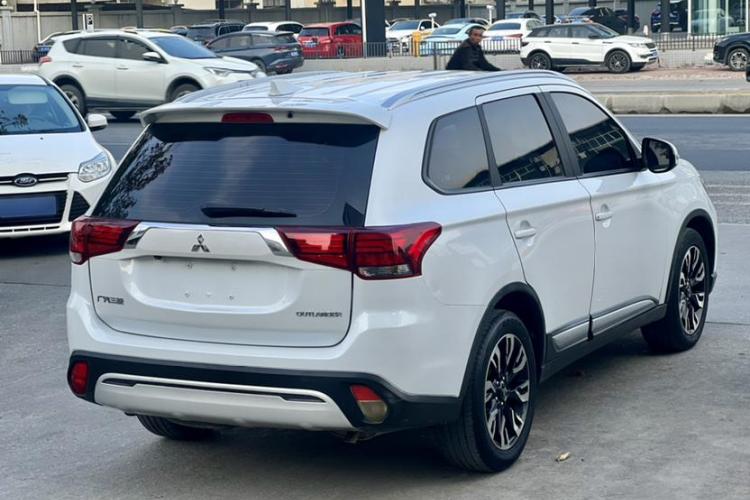 三菱 欧蓝德 2018款 2.0L 两驱荣耀版 5座车身外观6006