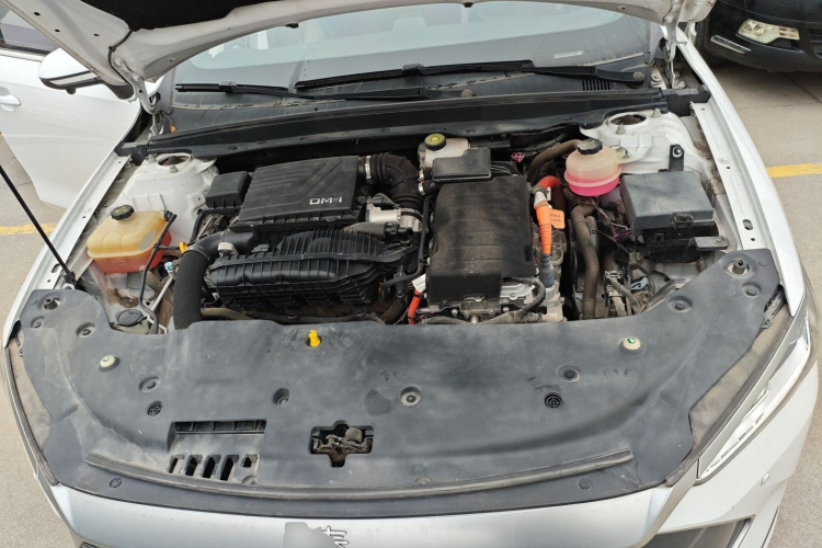 比亚迪 秦PLUS 2021款 DM-i 55KM 旗舰型机舱底盘24