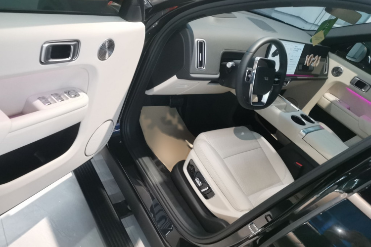 理想汽车 理想L9 2025款 Ultra 智能焕新版中控内饰7003