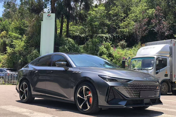 长安UNI-V 2022款 1.5T 尊贵型车身外观6002