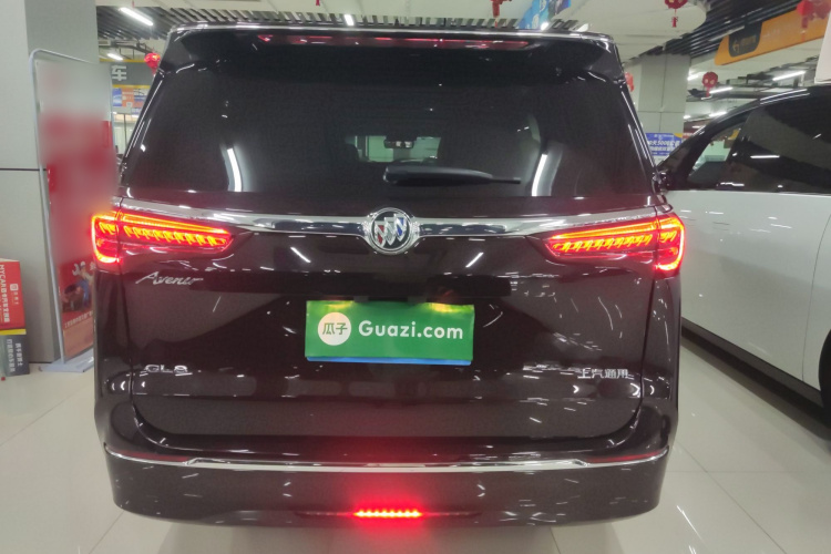 别克GL8 2022款 改款 Avenir艾维亚 七座亲礼版车身外观6