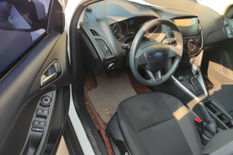 福特 福克斯 2017款 两厢 1.6L 自动舒适型智行版中控内饰7003