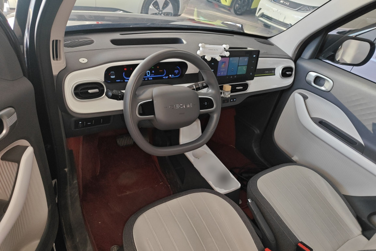 吉利银河 2025款 210km 熊猫卡丁中控内饰7002