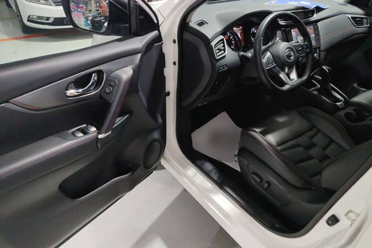 日产 逍客 2021款 2.0L CVT旗舰版中控内饰20