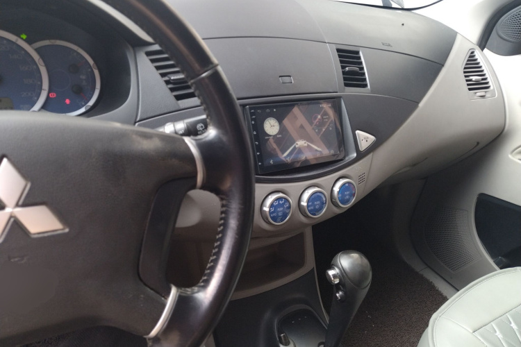 三菱 君阁 2011款 2.0L 自动挡豪华型中控内饰12