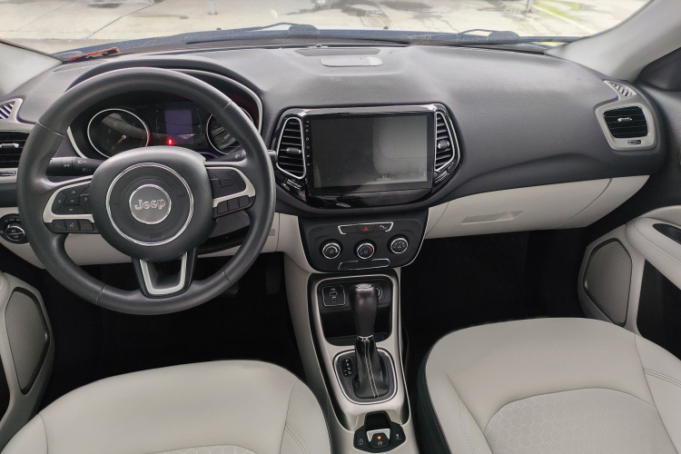 Jeep 指南者 2017款 200T 自动舒享版中控内饰7002