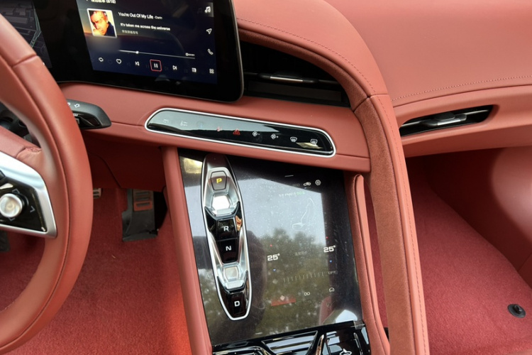 名爵 MG Cyberster 2026款 520km 传奇四驱版中控内饰7010