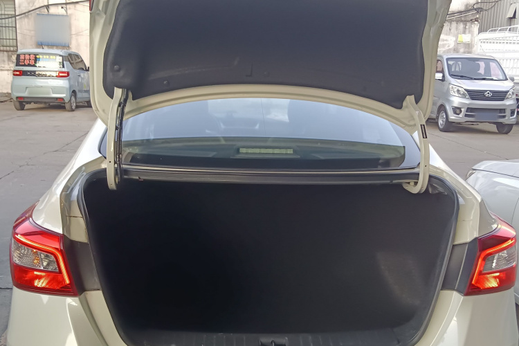 日产 轩逸 2022款 经典 1.6XE CVT舒适版机舱底盘23