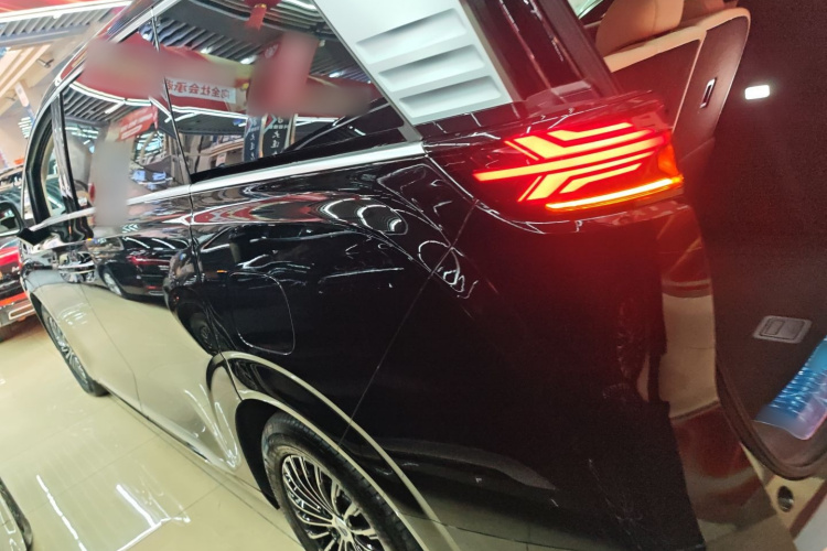 腾势D9 2025款 DM-i 四驱尊航型车身外观4