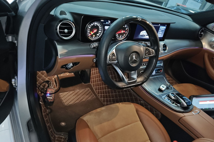 奔驰E级 2017款 改款 E 300 运动型中控内饰7002