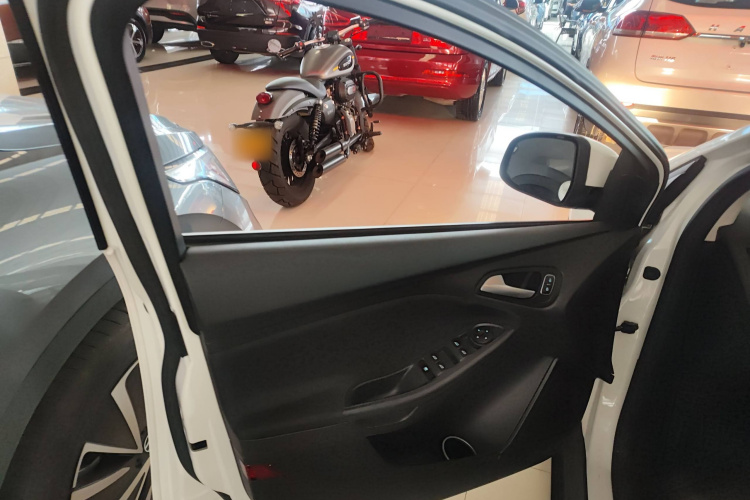 福特 福克斯 2018款 两厢经典 1.6L 自动舒适型智行版中控内饰7004