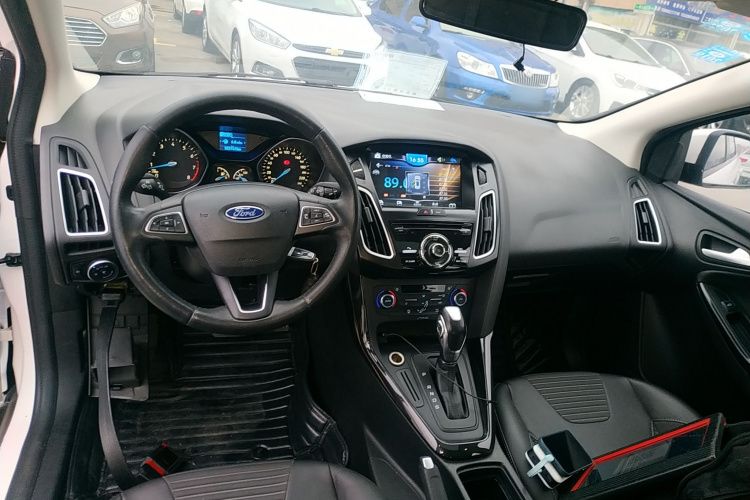 福特 福克斯 2015款 两厢 1.6L 自动风尚型中控内饰12