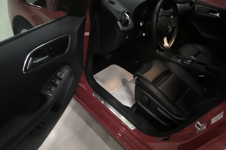 奔驰B级 2017款 B 200 动感型中控内饰20