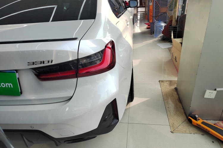 宝马3系 2023款 330i M运动曜夜套装车身外观9