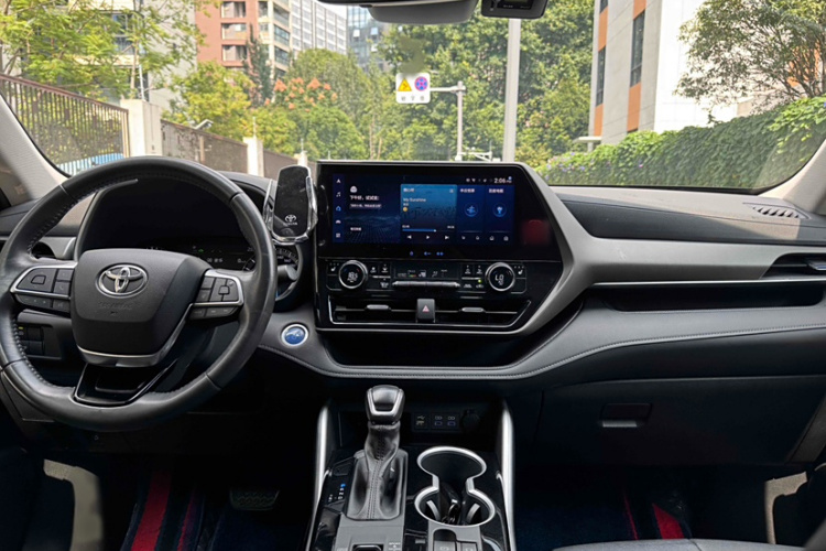 丰田 汉兰达 2022款 双擎 2.5L 四驱尊贵版 7座中控内饰7006