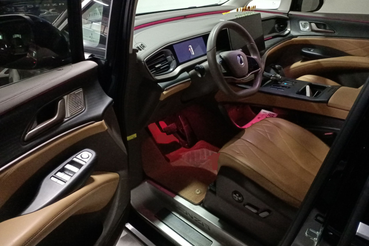 腾势D9 2022款 DM-i 970 四驱旗舰型中控内饰7003