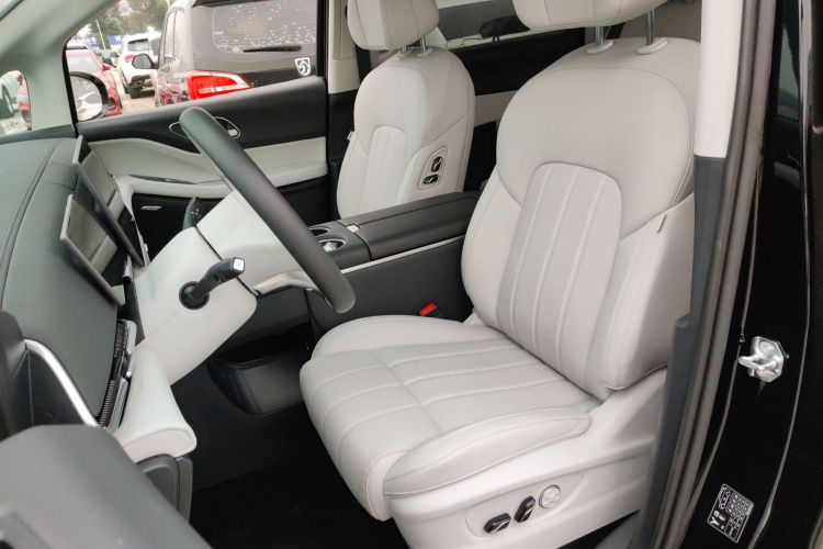 岚图汽车 岚图梦想家 2025款 PHEV 四驱卓越乾崑版局部细节19