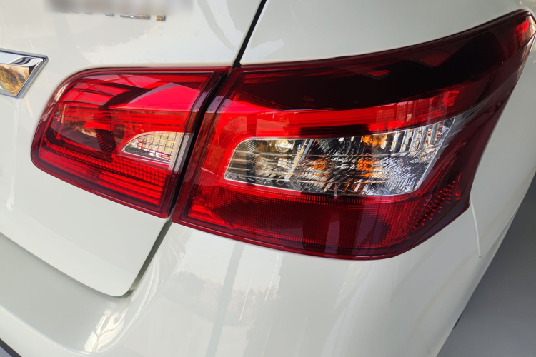 日产 轩逸 2024款 改款三 经典 1.6XE CVT舒适版车身外观9