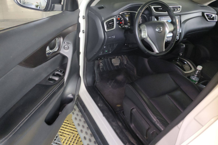 日产 奇骏 2015款 2.0L CVT舒适MAX版 2WD中控内饰7003