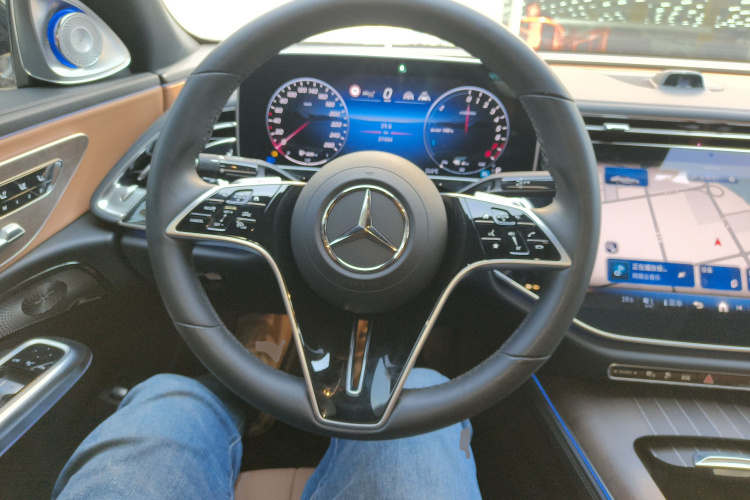 奔驰E级新能源 2024款 E 350 e L 插电式混合动力轿车中控内饰13