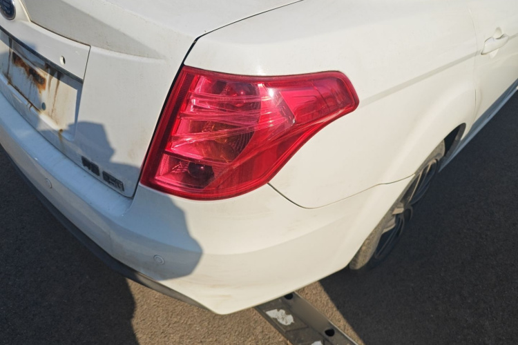 奔腾B50 2013款 1.6L 手动舒适型车身外观9