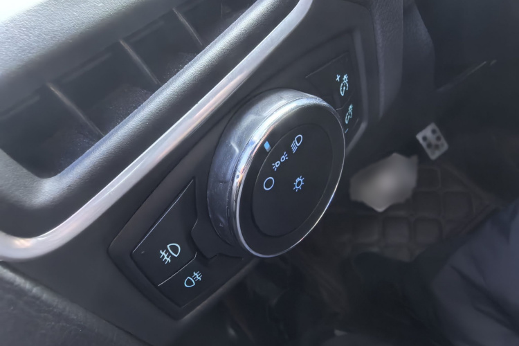 福特 福克斯 2012款 两厢 2.0L 自动豪华运动型局部细节9003