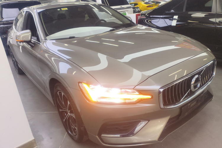 沃尔沃S60 2020款 T4 智逸豪华版车身外观3