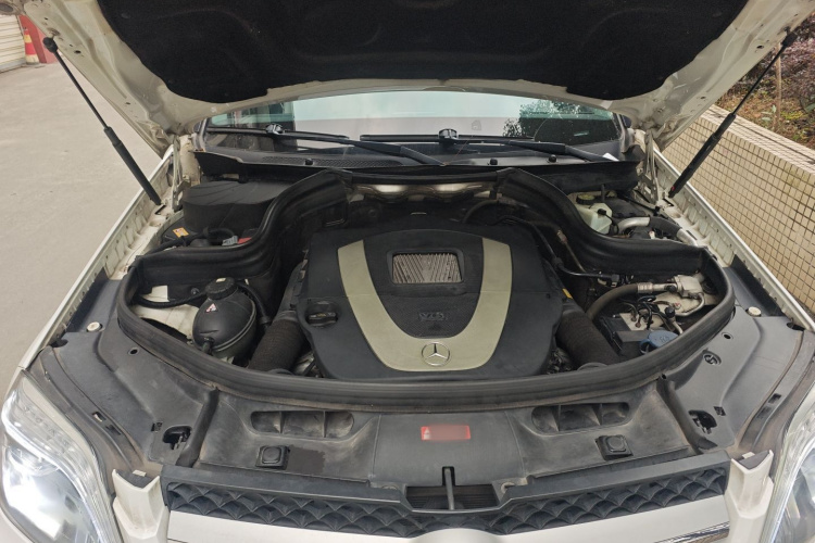 奔驰GLK级 2013款 GLK 300 4MATIC 动感天窗型机舱底盘24