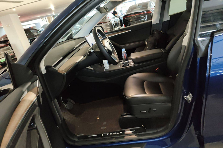 特斯拉 Model Y 2021款 长续航全轮驱动版中控内饰19