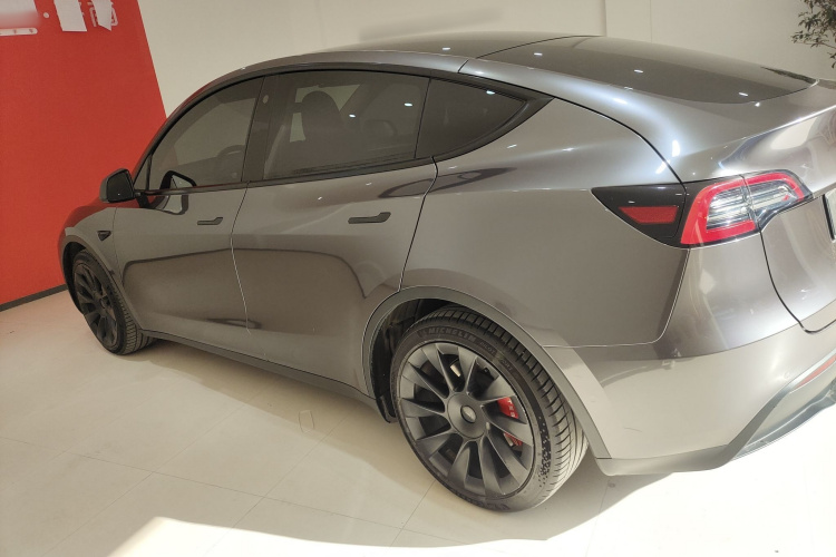 特斯拉 Model Y 2021款 标准续航后驱版车身外观4