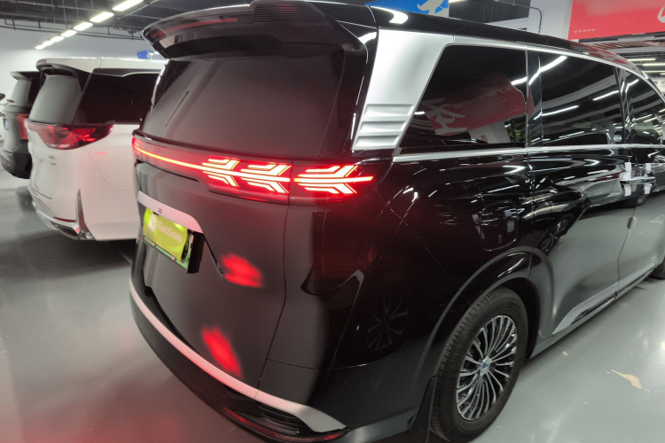 腾势D9 2024款 DM-i 980 四驱尊贵型车身外观6