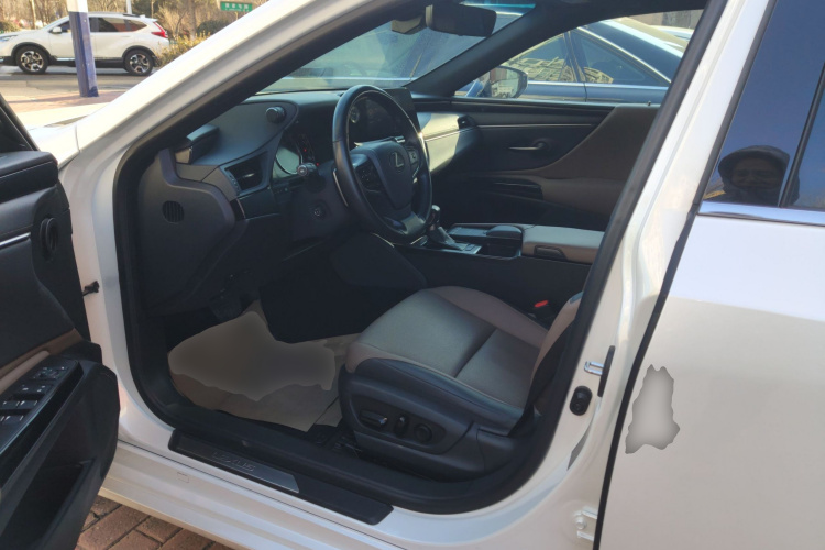 雷克萨斯ES 2021款 200 卓越版中控内饰20